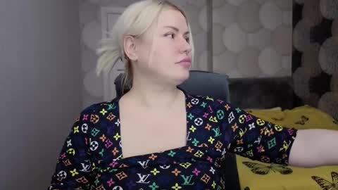 natusik123 online show from December 19, 2025, 6:09 am