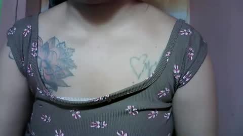 naughtymom_33 online show from November 25, 2025, 5:51 am