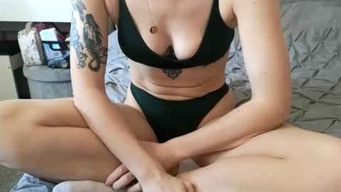 Snapshot of navyrayne chatting on April 19, 2026, 10:14 am Navyrein online show from April 19, 2026, 10:14 am