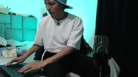 Im Nayton online show from October 21, 2025, 11:38 pm