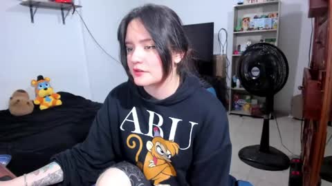 Snapshot of neeko_lol_ chatting on May 10, 2026, 4:06 am Geek Nicole im Neeko UwU online show from May 10, 2026, 4:06 am