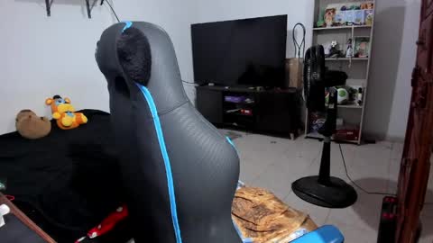 Snapshot of neeko_lol_ chatting on May 20, 2026, 4:02 pm Geek Nicole im Neeko UwU online show from May 20, 2026, 4:02 pm