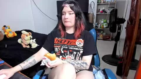 Snapshot of neeko_lol_ chatting on May 26, 2026, 12:06 am Geek Nicole im Neeko UwU online show from May 26, 2026, 12:06 am