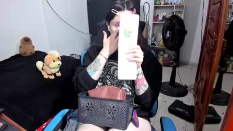 Snapshot of neeko_lol_ chatting on June 14, 2026, 11:23 am Geek Nicole im Neeko UwU online show from June 14, 2026, 11:23 am
