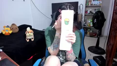 Snapshot of neeko_lol_ chatting on June 17, 2026, 11:45 am Geek Nicole im Neeko UwU online show from June 17, 2026, 11:45 am