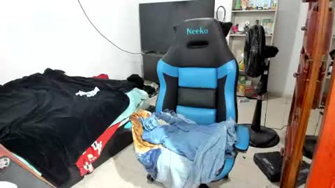 Snapshot of neeko_lol_ chatting on June 21, 2026, 11:57 am Geek Nicole im Neeko UwU online show from June 21, 2026, 11:57 am