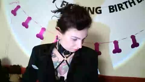nefertiti_queen online show from February 16, 2026, 9:44 pm