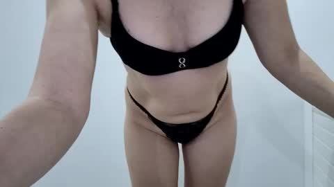Snapshot of nerii11i chatting on June 1, 2026, 7:32 am Crystal New online show from June 1, 2026, 7:32 am