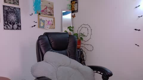 Snapshot of neurotic_witch chatting on March 30, 2026, 6:25 am Mar online show from March 30, 2026, 6:25 am