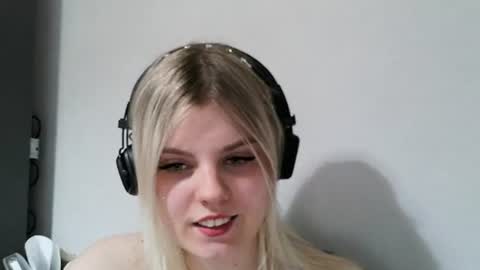 Snapshot of never_enoughh chatting on June 25, 2026, 5:17 pm never_enoughh online show from June 25, 2026, 5:17 pm