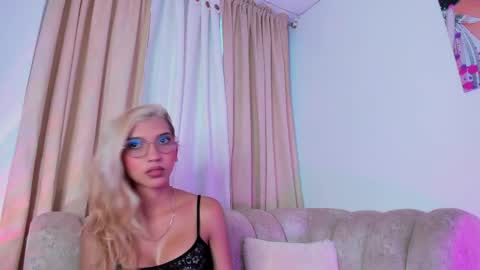 Snapshot of newbarbiedolly chatting on February 23, 2025, 11:14 pm ximena online show from February 23, 2025, 11:14 pm