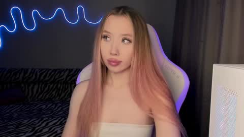 Mina online show from February 24, 2025, 2:04 pm