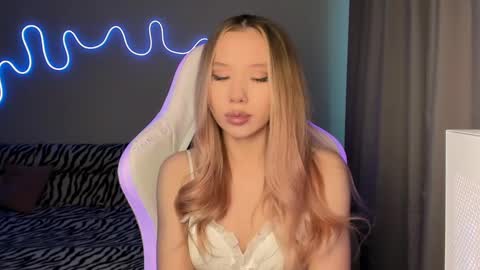 Mina online show from March 5, 2025, 1:06 pm