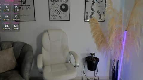 Nia online show from December 2, 2025, 3:07 pm