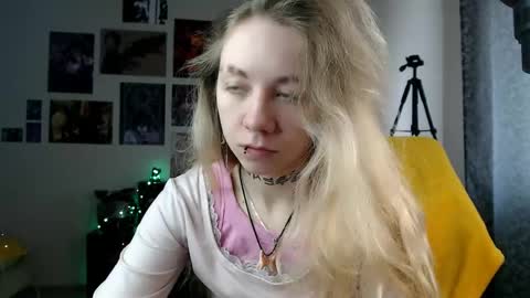 nica_kawaii online show from April 21, 2026, 9:59 am