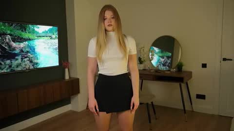 Mia online show from September 18, 2025, 7:38 pm