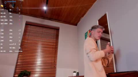 Snapshot of nick_torn chatting on October 27, 2025, 12:42 pm Nick  online show from October 27, 2025, 12:42 pm