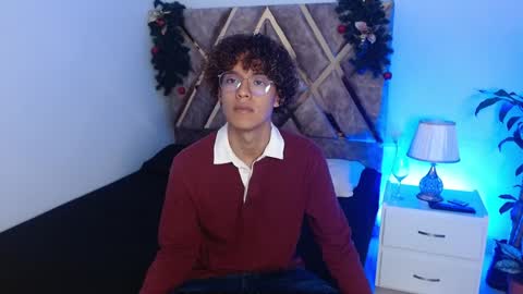 Nickolas Muoz online show from December 19, 2024, 12:23 pm