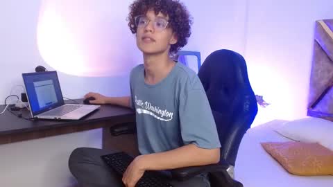 Nickolas Muoz online show from February 14, 2025, 12:19 am