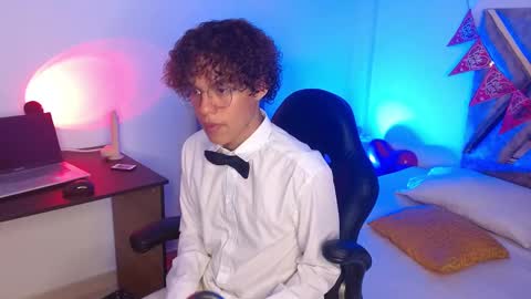 Nickolas Muoz online show from February 18, 2025, 2:59 pm