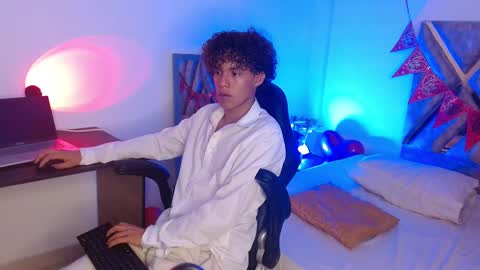 Nickolas Muoz online show from February 18, 2025, 6:04 pm