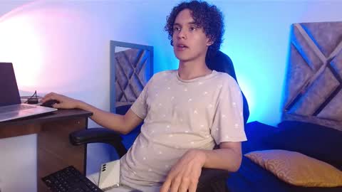 Nickolas Muoz online show from February 26, 2025, 3:52 pm