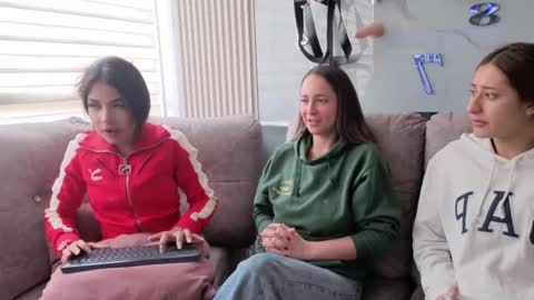 nicky_as online show from December 4, 2025, 1:53 pm