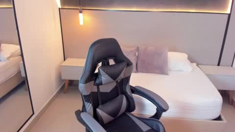 Nicky  online show from October 7, 2025, 2:20 am