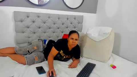 nickyluna online show from September 14, 2025, 3:16 am