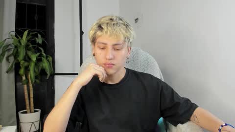 Snapshot of nico_nico_xd chatting on October 18, 2025, 2:47 am Nico  online show from October 18, 2025, 2:47 am