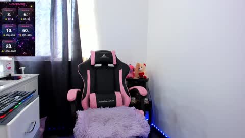 nicol_andrea11 online show from December 6, 2024, 6:28 pm
