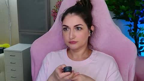 Nicole Online at about after 1000  6  UK time or 900  - 500  UK time it approximate time interval online show from September 18, 2025, 11:29 pm