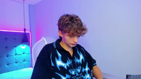 nicolasferrer18 online show from December 21, 2025, 12:45 pm