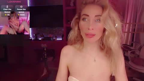 Snapshot of nicole_g0ld_ chatting on October 4, 2025, 1:25 am Nicole online show from October 4, 2025, 1:25 am