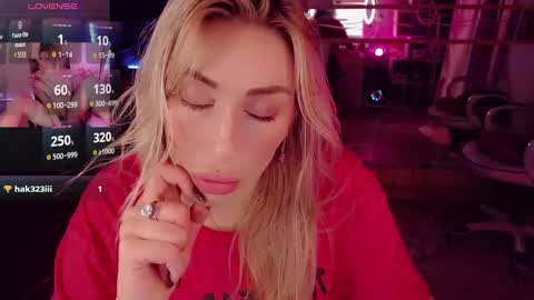 Snapshot of nicole_g0ld_ chatting on October 17, 2025, 11:18 pm Nicole online show from October 17, 2025, 11:18 pm