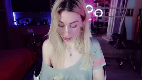 Nicole online show from December 13, 2025, 11:54 pm