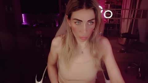 Nicole online show from May 1, 2026, 9:52 pm