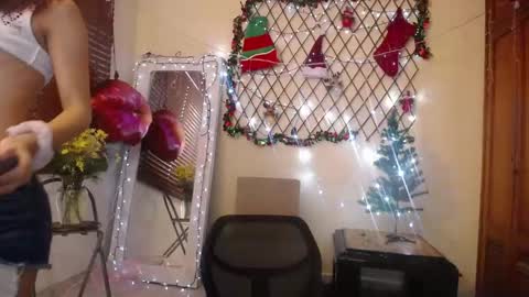 Nicole Santana online show from November 24, 2025, 9:14 pm