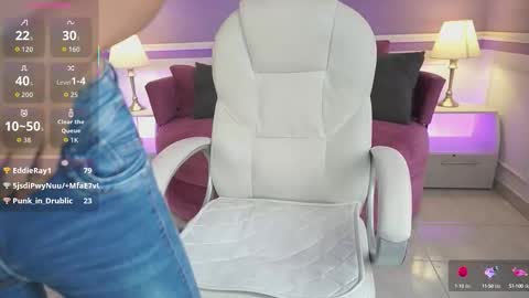 Snapshot of nicolecrawft chatting on October 3, 2025, 7:11 pm Nicole Crawft online show from October 3, 2025, 7:11 pm