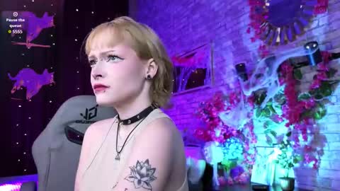 Snapshot of nicolefloret chatting on October 22, 2025, 8:52 pm Nicole online show from October 22, 2025, 8:52 pm