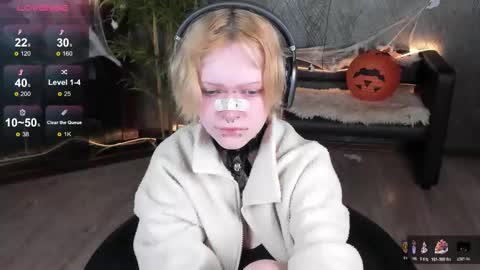 Snapshot of nicolefloret chatting on October 28, 2025, 1:36 pm Nicole online show from October 28, 2025, 1:36 pm