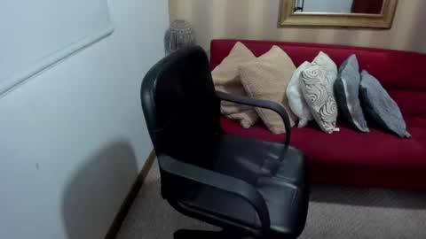 Nicolettcolin  online show from June 17, 2026, 6:42 pm