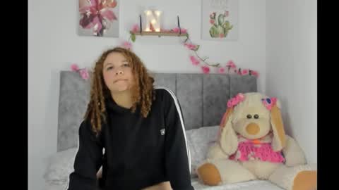 nicolle_saint1 online show from February 5, 2026, 2:27 am