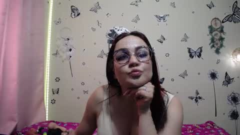 nicolle_sky online show from November 1, 2025, 3:25 pm