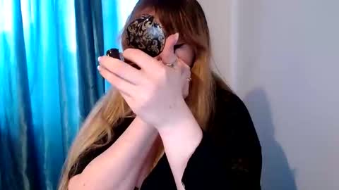 nightlaura online show from February 20, 2025, 1:19 pm