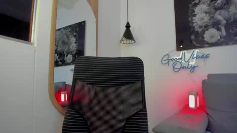 Niick online show from December 6, 2024, 1:07 am