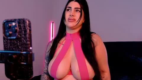 Niinarosee online show from June 17, 2026, 6:53 pm