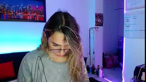 Snapshot of niki_1998 chatting on September 22, 2025, 8:44 pm Natalia online show from September 22, 2025, 8:44 pm