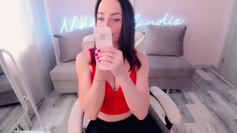 Snapshot of nikki_blondiee chatting on January 24, 2025, 4:37 am nikki_blondiee online show from January 24, 2025, 4:37 am