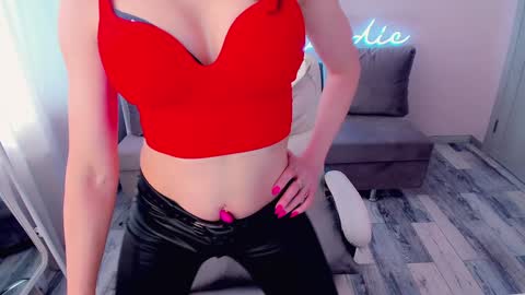 Snapshot of nikki_blondiee chatting on February 6, 2025, 5:46 am nikki_blondiee online show from February 6, 2025, 5:46 am